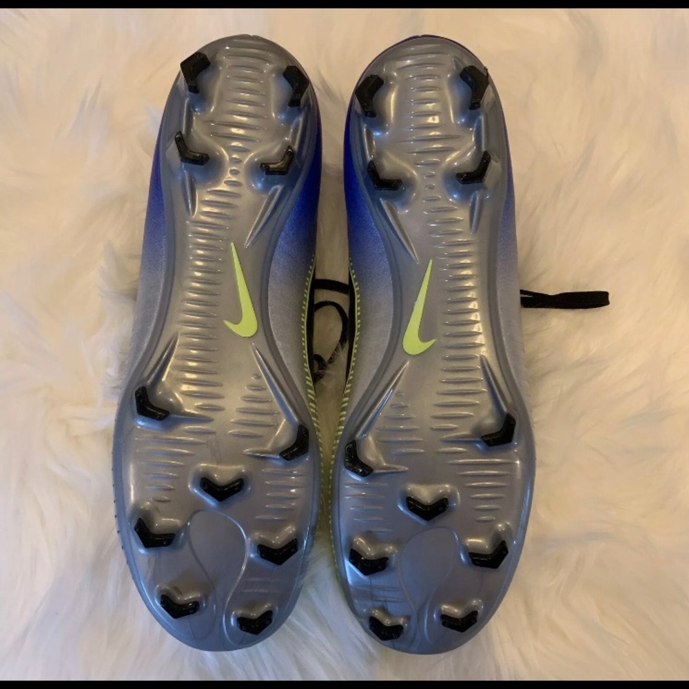 Soccer Shoes - Picture 3 of 7